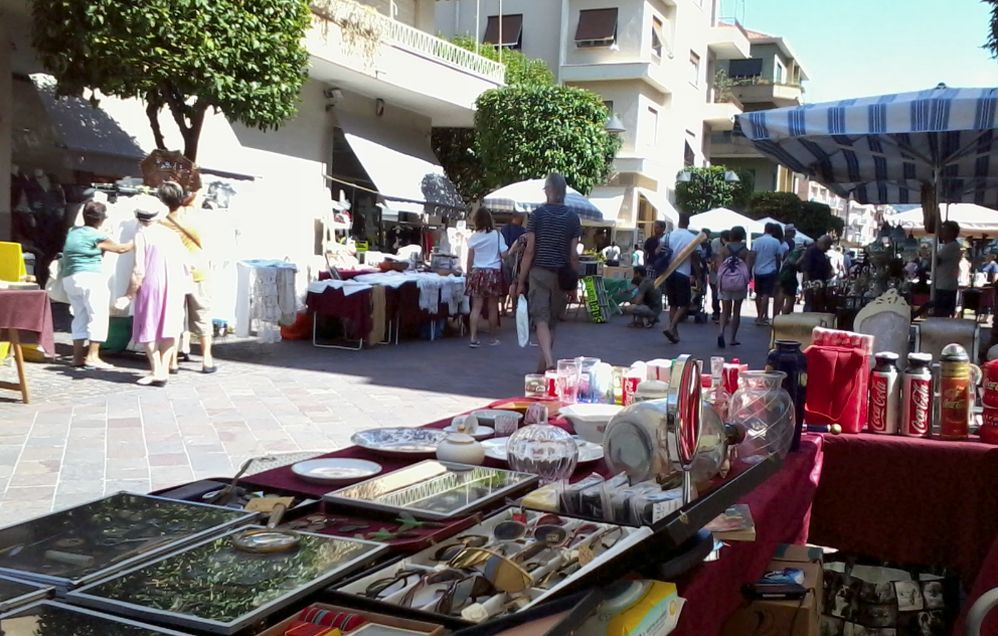 A Diano Marina domenica torna “Diano Colleziona.” Ben 50 bancarelle di oggetti rari e antiquariato fino alle 18 di sera
