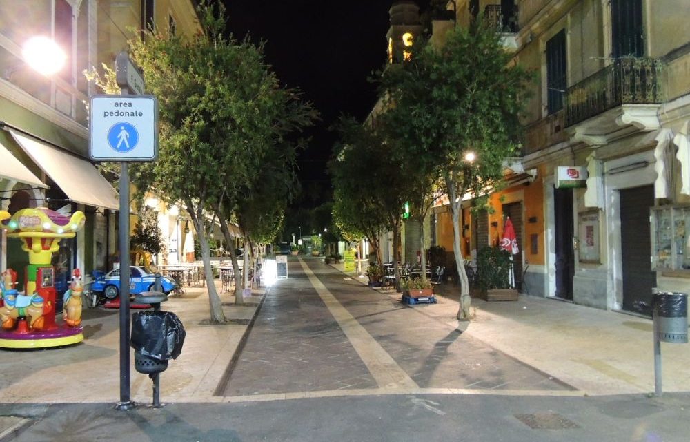 Tanti turisti nel week end a Diano Marina e molte vetrine spente, perché?