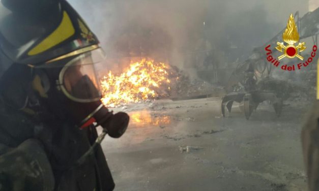 Incendio alla discarica di Alessandria, brucia plastica per tutta la notte. L’arpa sul posto