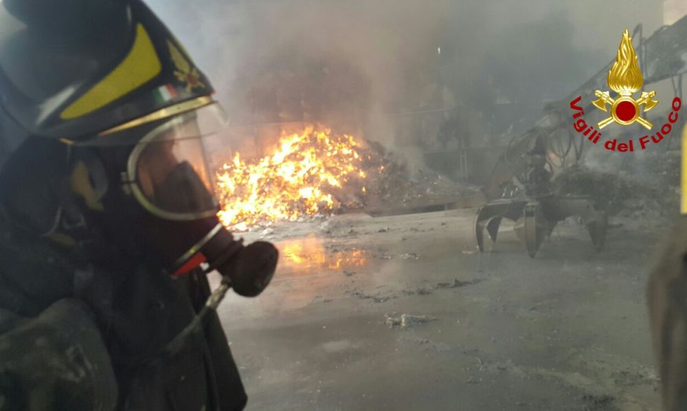 Da Tortona si vede il fumo di un incendio alla discarica di Parona in oltrepo’ pavese, ma il Comune tranquillizza: “Nessun problema da noi”