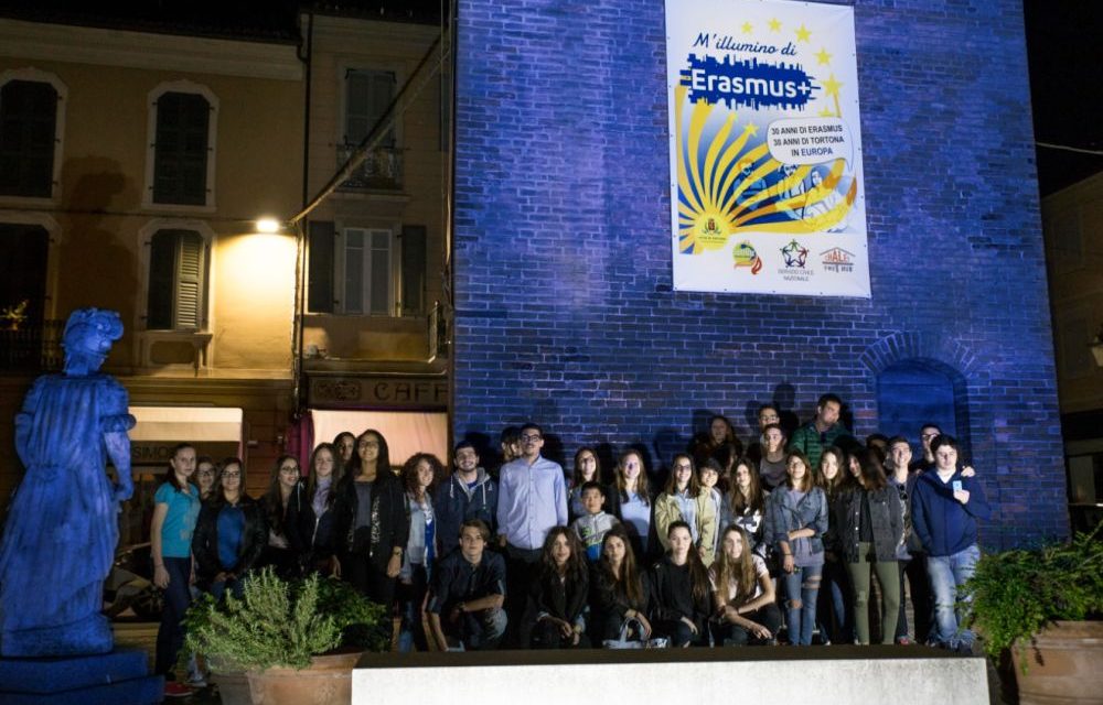 Il Comune di Tortona ha celebrato la Festa dell’Europa con “M’illumino di Erasmus”