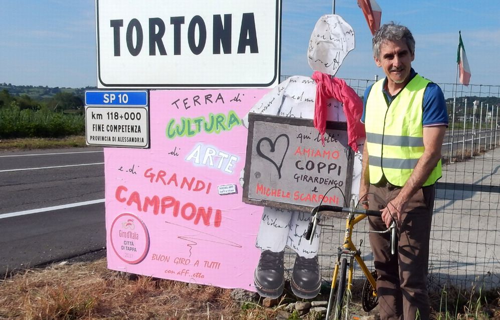 Arriva il Giro d’Italia e Tortona con l’artista Fabrizio Falchetto saluta così i corridori e la gente al seguito