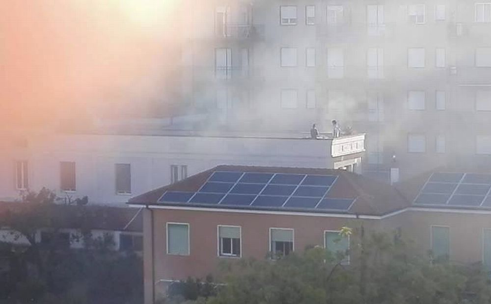 Incendio all’Hotel delle Rose di San Bartolomeo, tanti attestati di solidarietà dagli abitanti/Le immagini di Simona Manuele