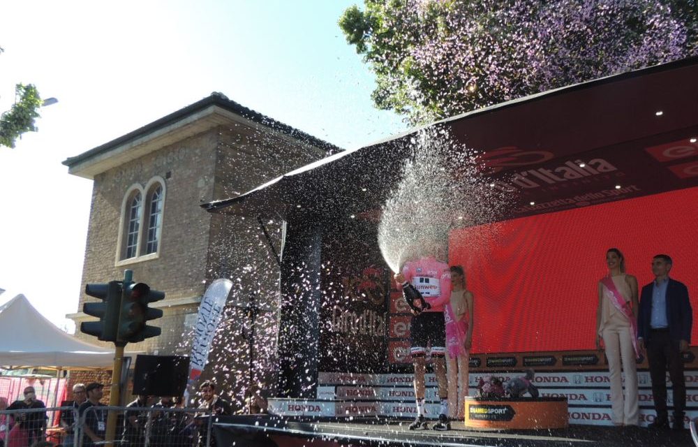 Le immagini particolari e curiose del Giro d’Italia a Tortona, fra corridori, belle donne e….