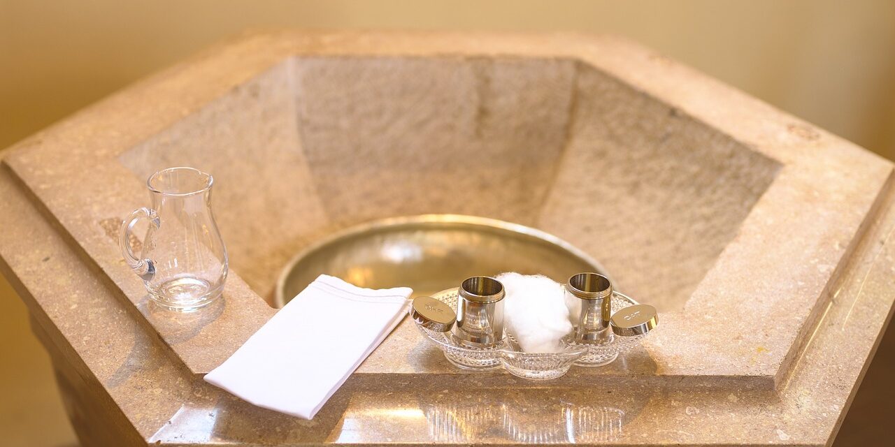 Tortona, mamma rumena si lamenta perché il prete voleva 150 euro per il battesimo ortodosso. L’ha fatto per 25 euro ma a luci spente. “Da poveri”