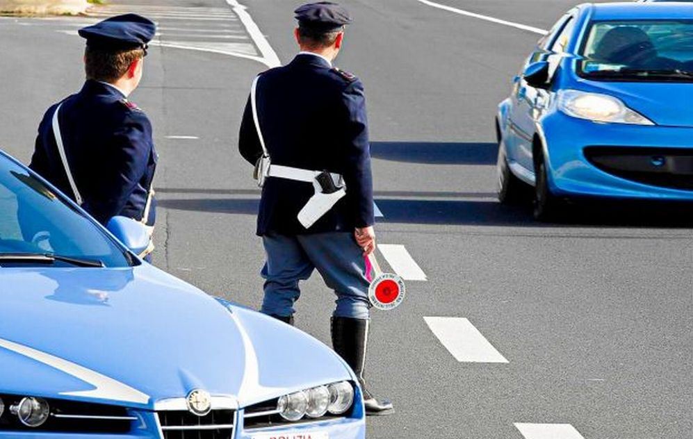 Intervento della Polizia Stradale di Imperia a Bordighera per tredici migranti in autostrada