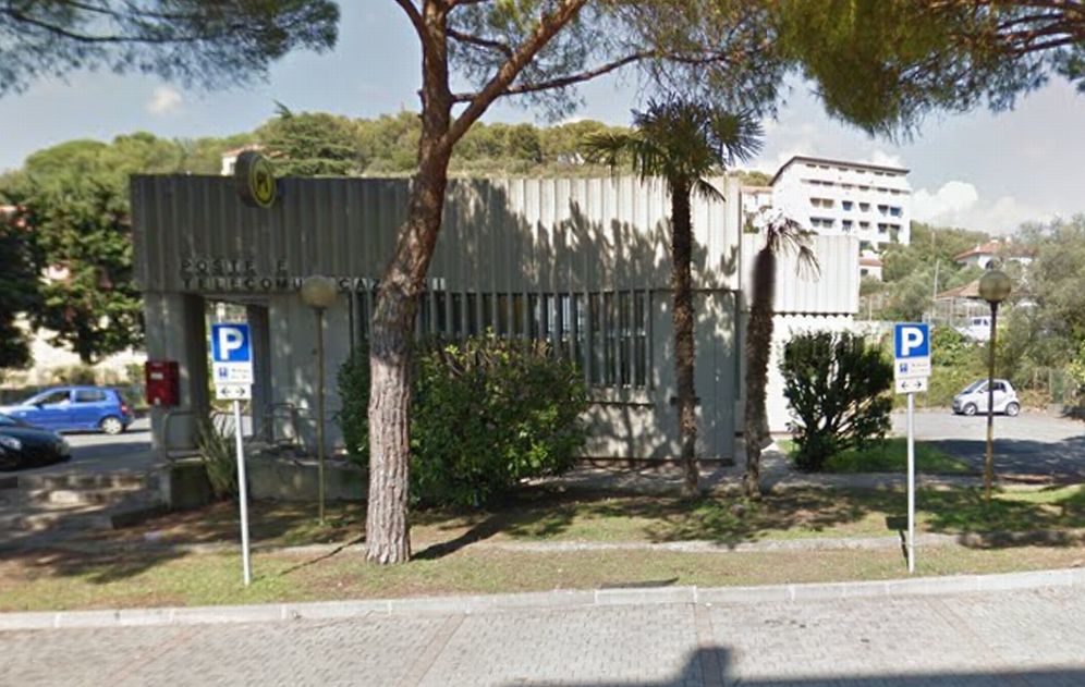 Tentano di scardinare il Bancomat alle Poste di San Bartolomeo ma non ci riescono e si danno alla fuga