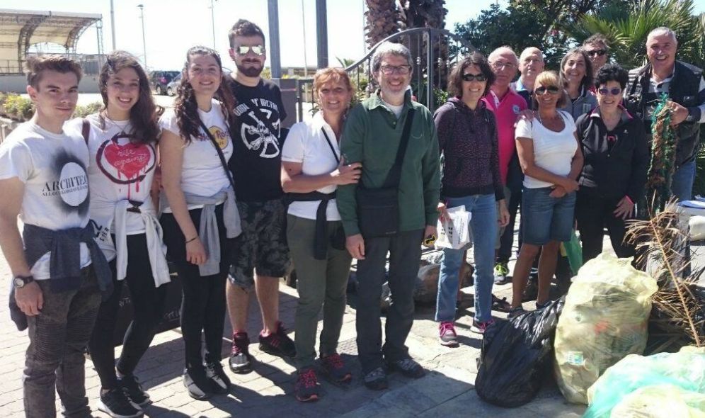 Anche il Sindaco Chiappori, l’assessore Novaro, InforMare e la Croce Rossa a pulire le spiagge libere a Diano Marina./Le immagini