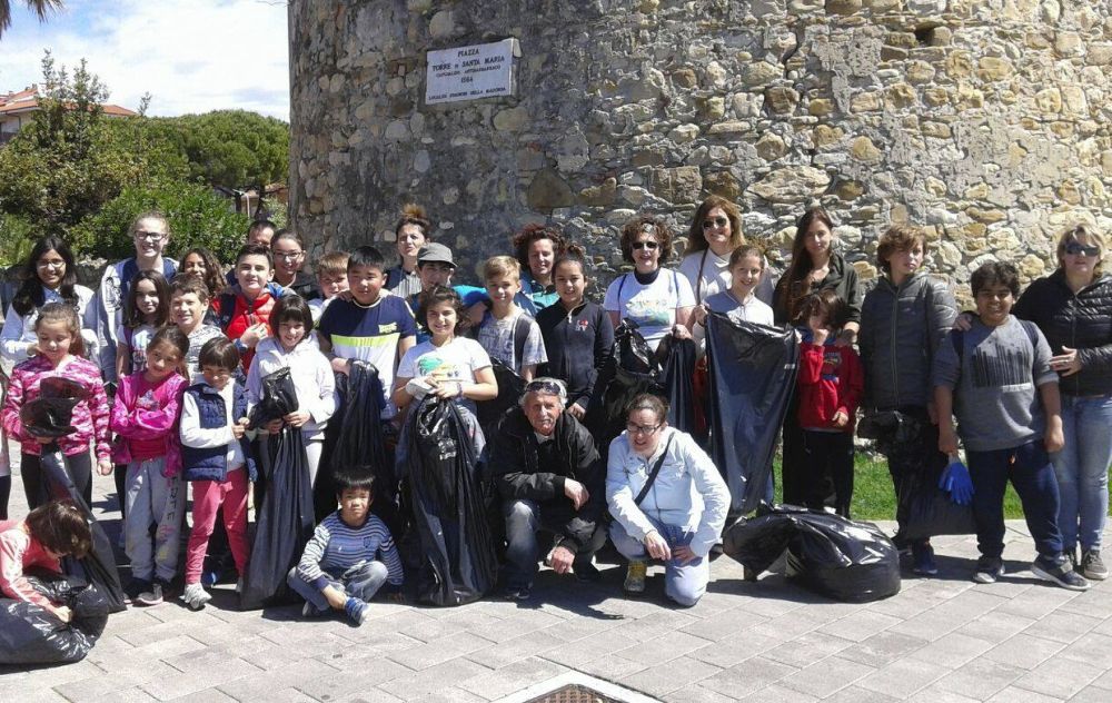 Domenica mattina bambini e insegnanti hanno pulito la spiaggia di San Bartolomeo raccogliendo 3.690 cicche/Le immagini dei partecipanti