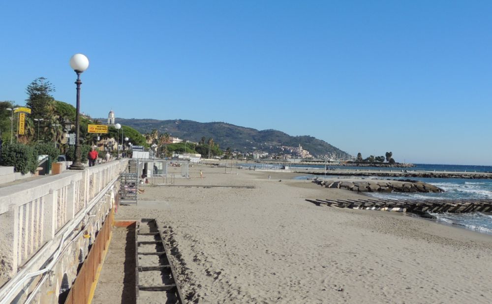 La Regione stanzia 50 mila euro per la manutenzione delle spiagge del Golfo Dianese che saranno pulite e in ordine