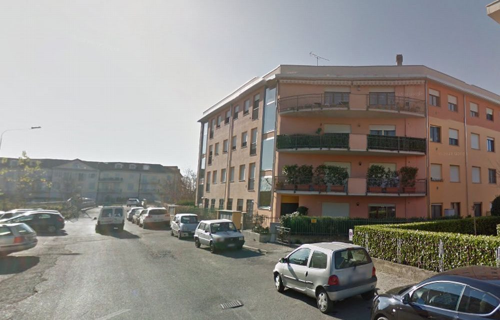 Tortona, auto a fuoco vicino ai contatori del gas di questo palazzo, tempestivo intervento dei pompieri che evitano il peggio