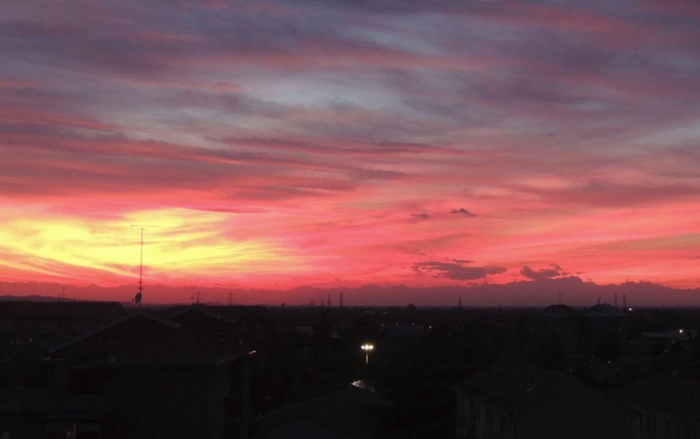 Tortona, mercoledì 24 maggio ore 21,20: tramonto rosso fuoco sulla città. Non si vedeva così da anni