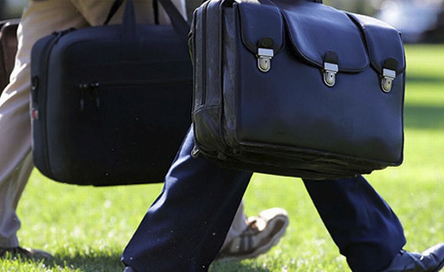 Ad Alessandria la Polizia sorprende un rumeno con un valigetta nera che alla vista delle forze dell’ordine scappa