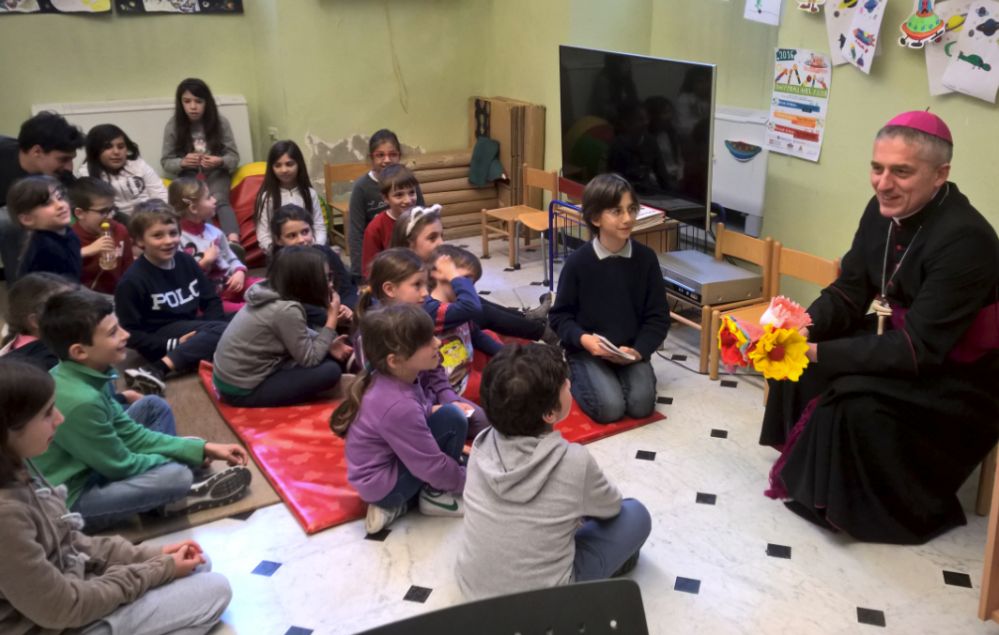 Il Vescovo di Tortona Vittorio Viola in Visita Pastorale negli edifici comunali e in biblioteca coi bambini. Nessun vescovo l’aveva mai fatto prima