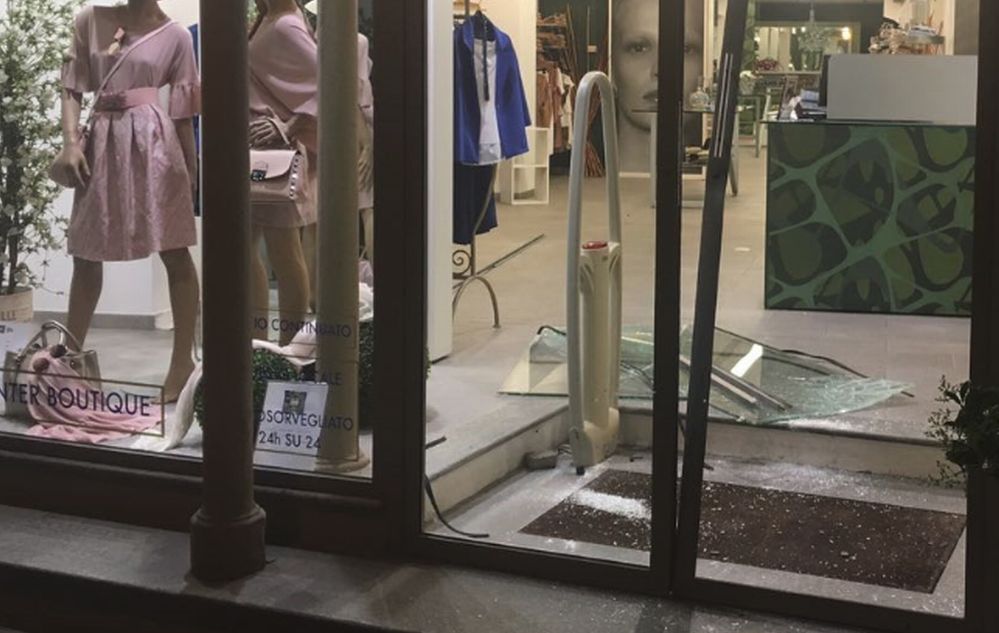 Spacca la vetrina in via Dei Martiri ad Alessandria e viene sorpreso mentre ruba e arrestato, il giudice lo manda in galera