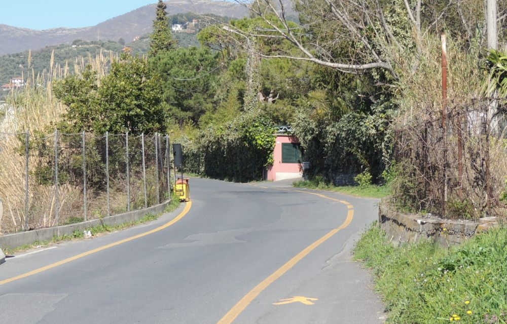 Incidente stradale alla stazione di Diano: strada stretta e senza marciapiedi, per molti abitanti era prevedibile