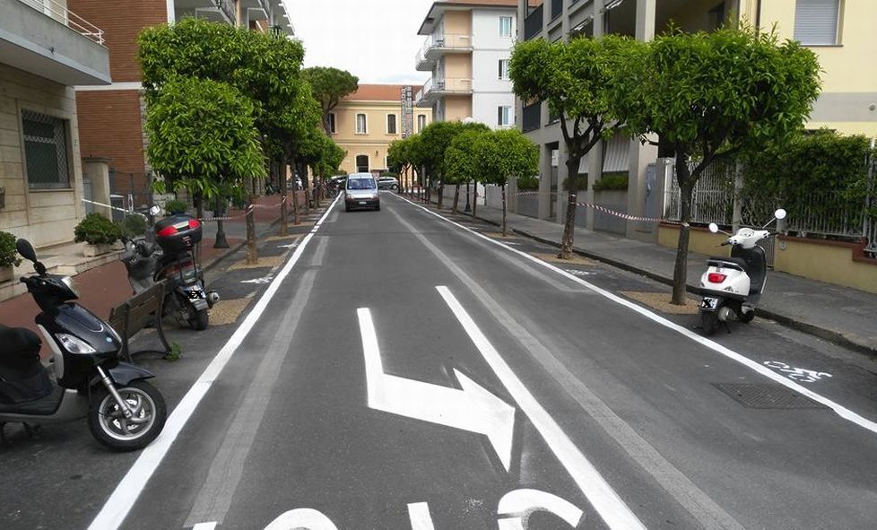 A Diano Marina si potano gli aranci, stop alla sosta per tre giorni in tre vie del centro