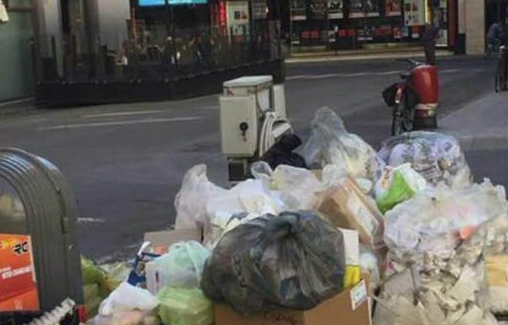 Cumuli di spazzatura sulla strada davanti al teatro Ariston: questa è Sanremo