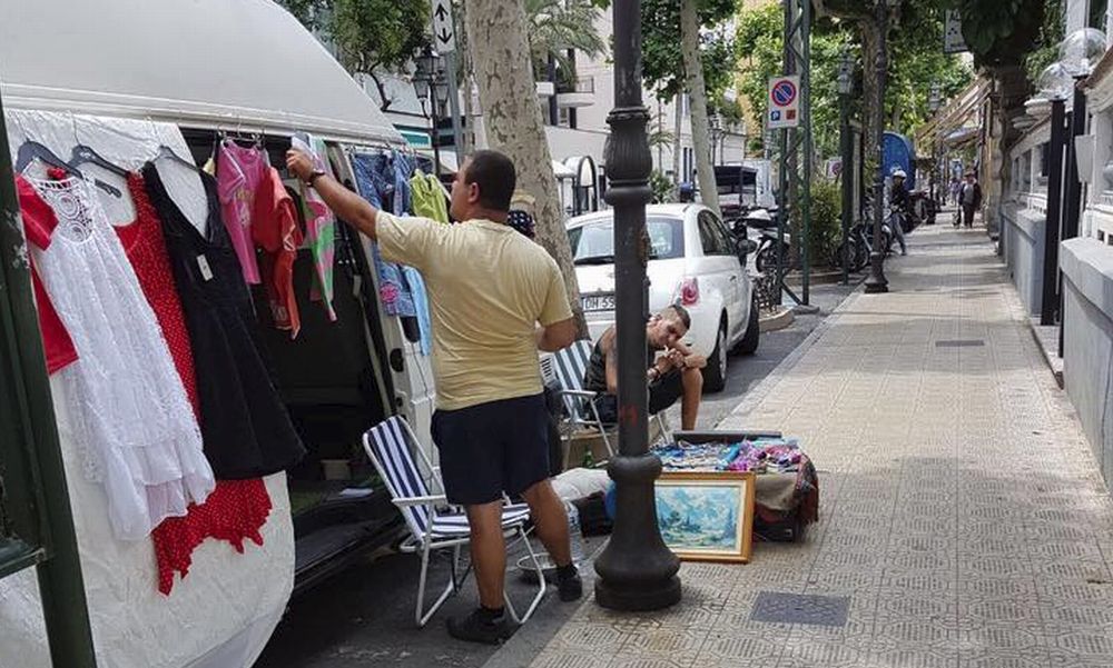 Il commercio “Fai da te” (abusivo?) a Sanremo: arrivi, parcheggi, esponi, vendi e te ne vai. Tutto in regola?