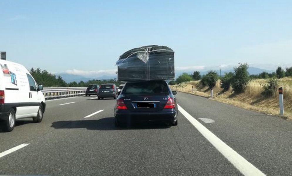 Con quest’auto verso la casa al mare portandosi dietro la casa di Milano ma viene fermato ad Ovada e multato