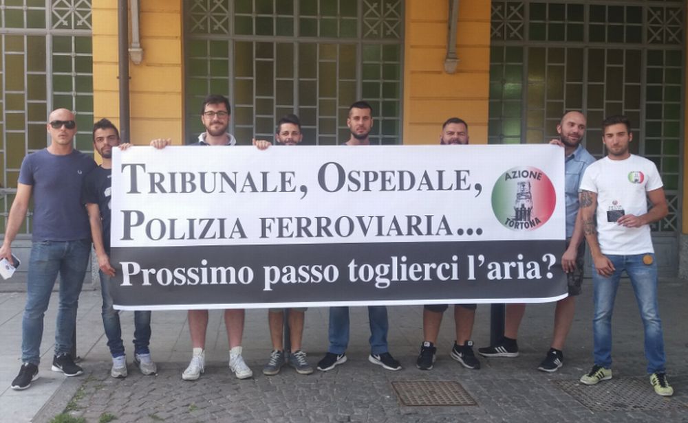 Blitz di Azione Tortona contro la chiusura della Polfer: “Unitevi a noi per il bene comune della città”