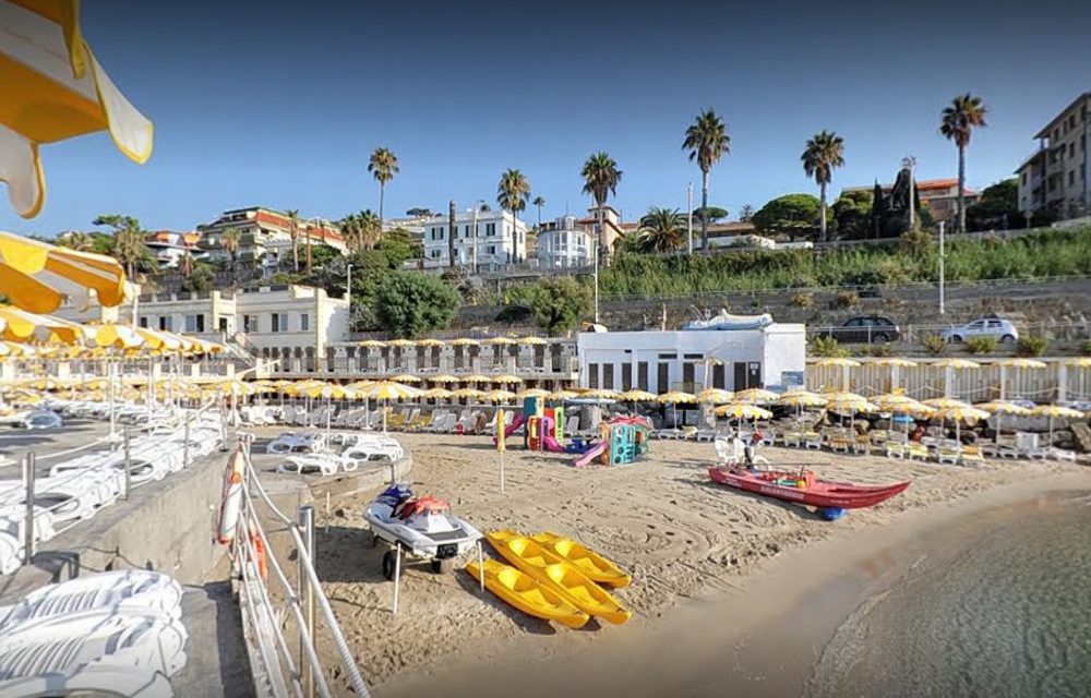 Sanremo, giovane bagnino di 25 anni salva un pensionato 80enne con un massaggio cardiaco durato quasi un quarto d’ora