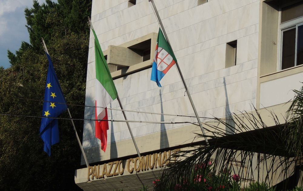 Il Comune di Diano marina sostituisce le bandiere davanti al municipio e all’esterno degli istituti scolastici