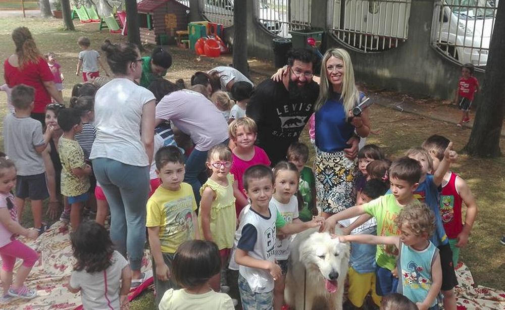 Seconda lezione di educazione cinofila al Sacro Cuore di Tortona A lezione con i cani, nel giardino dell’asilo