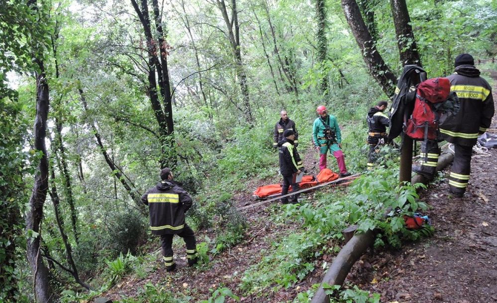 Giovane 18enne vola dal dirupo e finisce in un bosco a Montemarzino. I pompieri si fanno strada nella vegetazione per un Km e mezzo