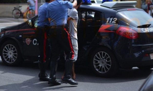 Un novese di 46 anni accusato di aver sequestrato, ammanettato e ucciso la mamma