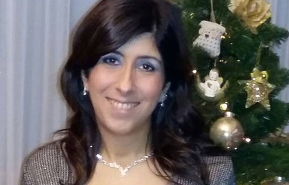 Per le vie del centro di Alessandria una marcia silenziosa per ricordare Simona, giovane madre morta dopo il parto.