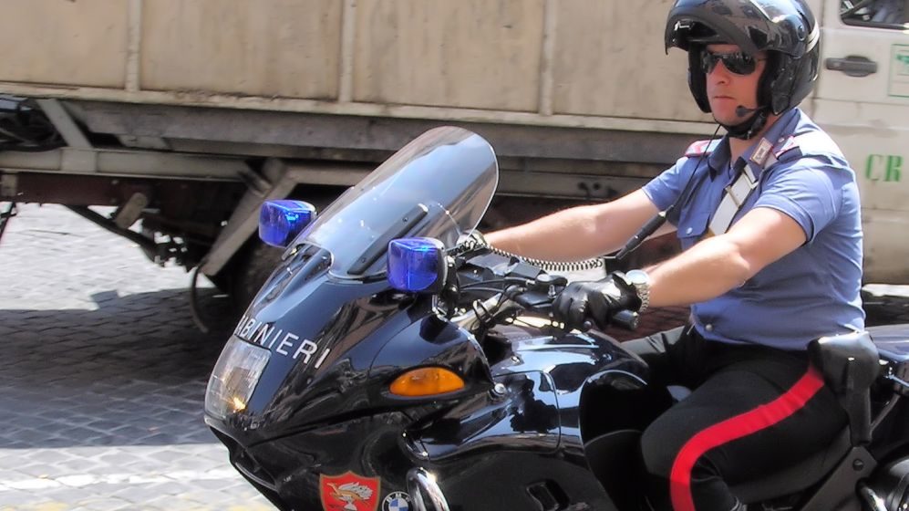 Aggredisce il fratello per questioni relative alla vecchia gestione di un concessionario