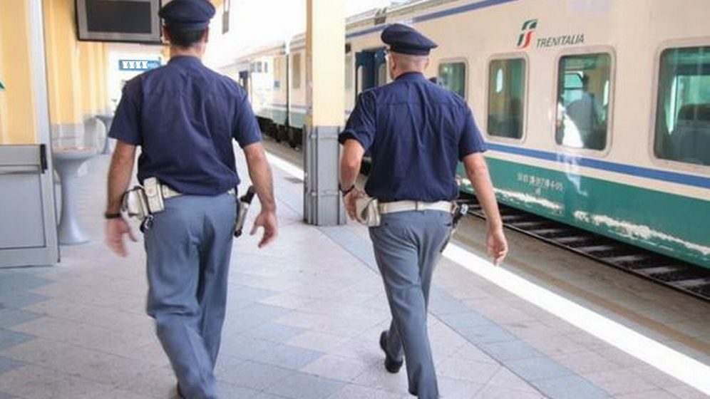 Marocchini aprono le porte di emergenza del treno in corsa ad Alessandria, interviene la Polfer