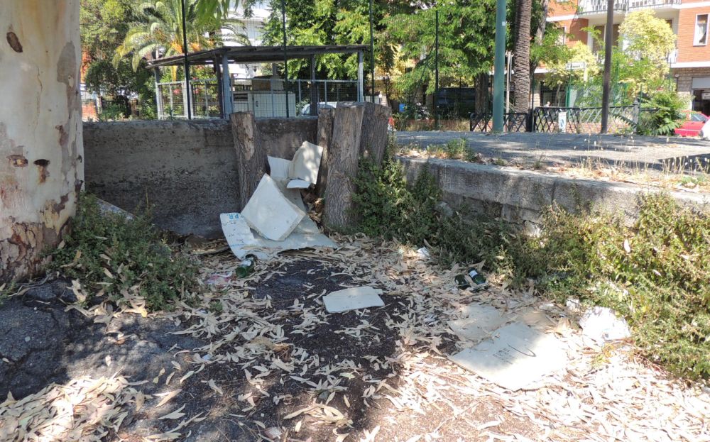 Le immagini del degrado nella ex stazione di Diano marina. Il vice sindaco: “Entro un anno sarà a posto”