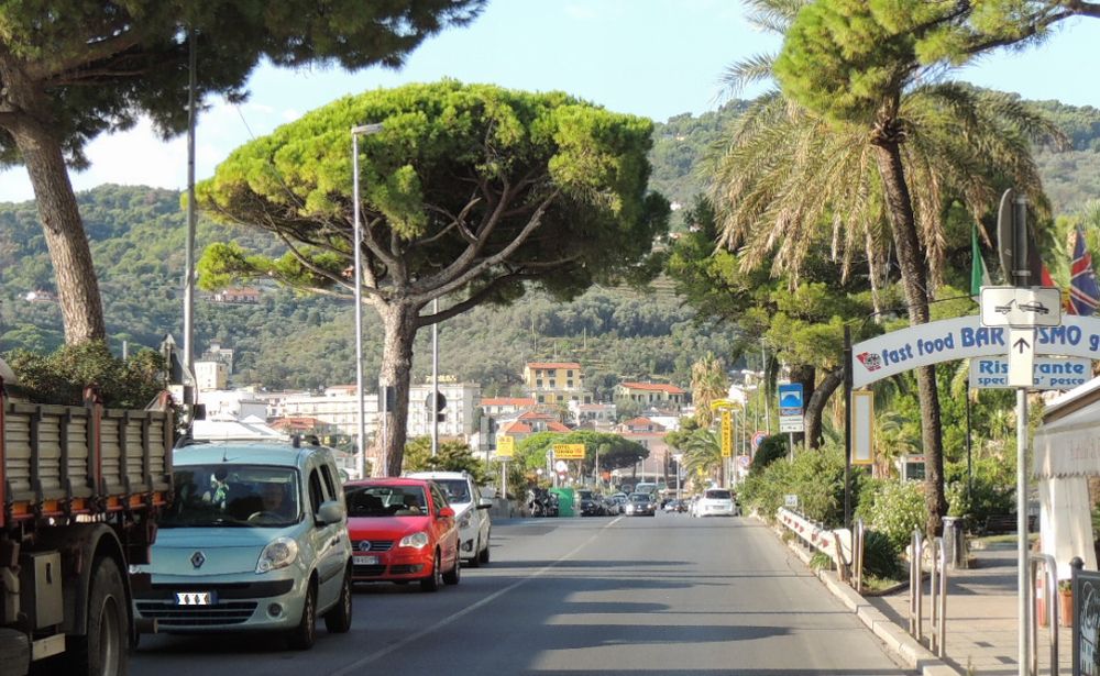 A Diano Marina si potano gli alberi del centro, scatta il divieto di sosta in molte vie