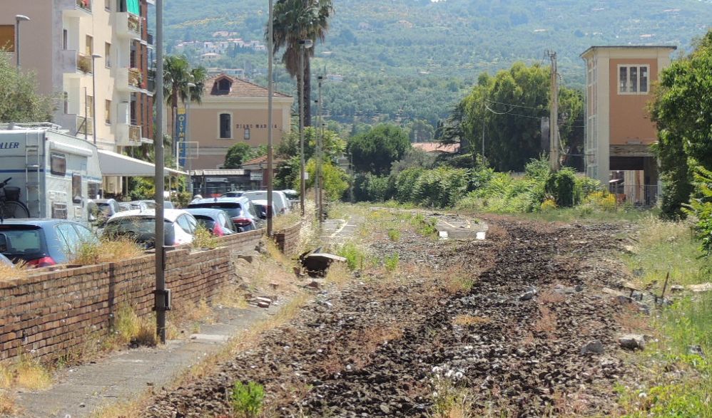 Un Gruppo Facebook per la pista ciclabile a Diano marina che cancella i commenti “non in linea” ma chiede un referendum democratico