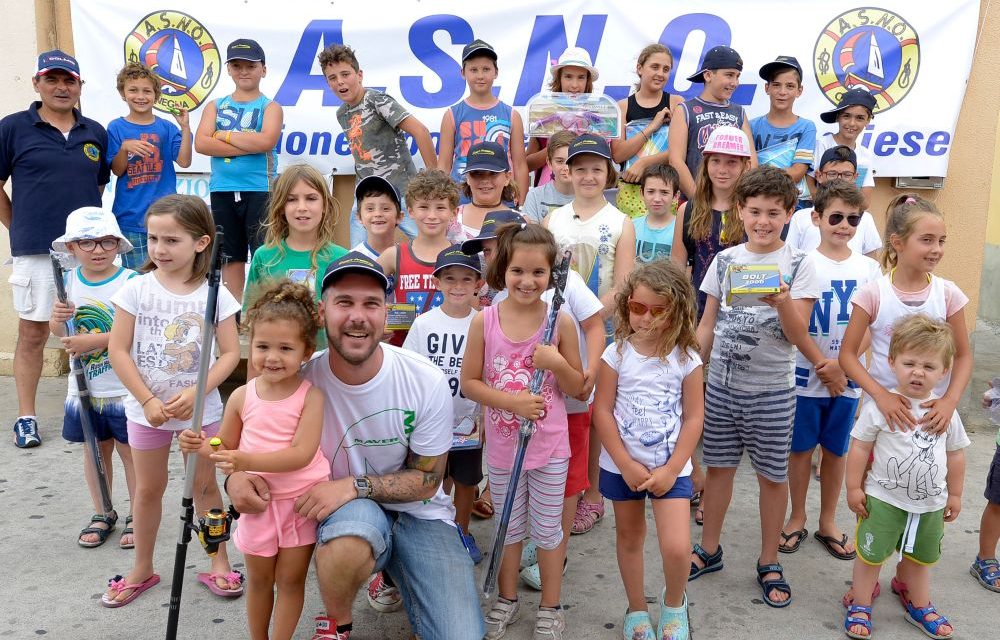 Telefono cellulare? No grazie, i bambini di Imperia preferiscono pescare e Daniele Miano cattura ben 33 pesci