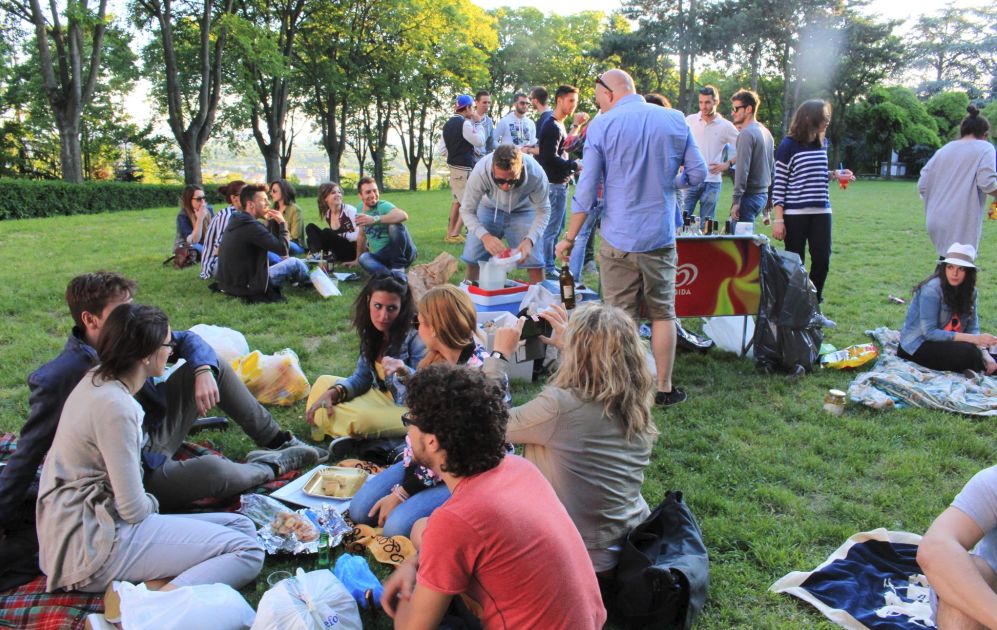 Domenica a Tortona sul parco del castello c’è Apeenpleinair l’aperitivo all’aria aperta