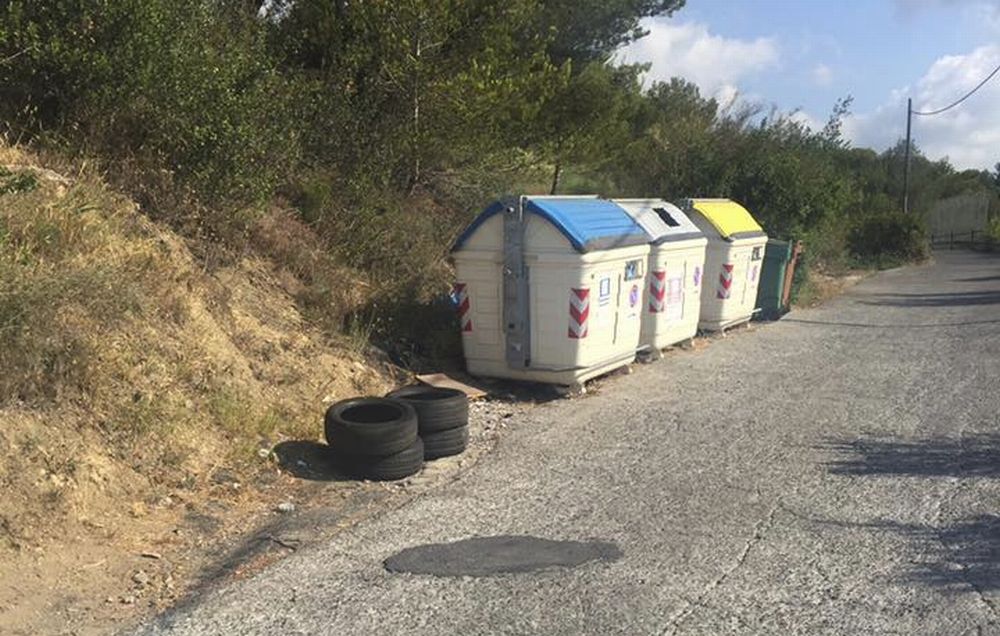 A Diano marina un’automobilista abbandona 4 gomme lungo strada per Diano Castello e riceve la “benedizione” dell’assessore