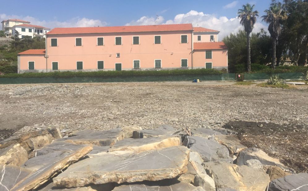 Ripulite tutte le spiagge libere di Imperia. Il Comune: “Rispettare la città con il vostro senso civico”