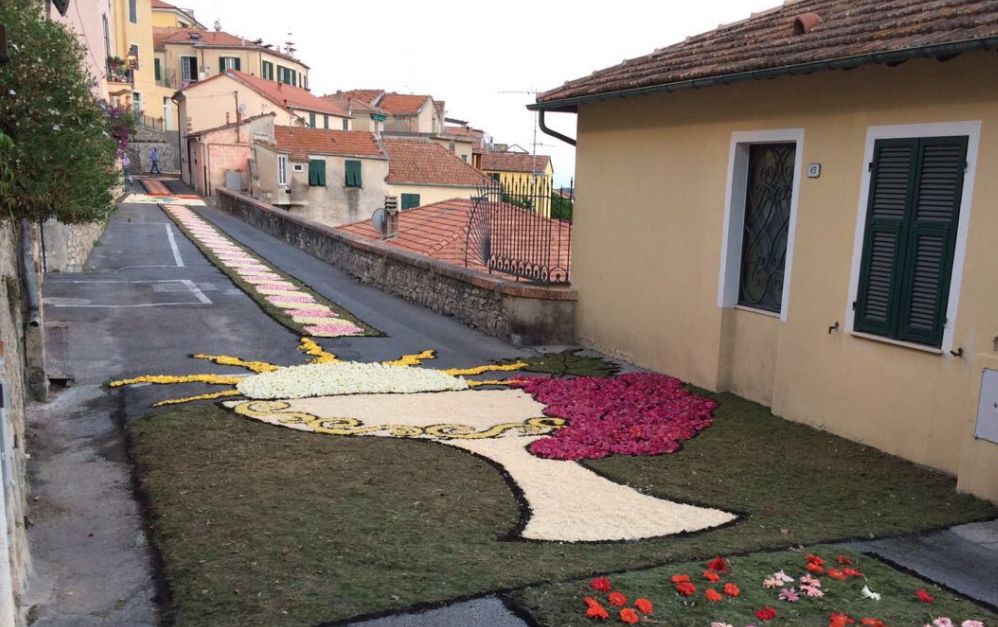 Un successo oltre le aspettative per l’infiorata a Diano Castello./Le immagini