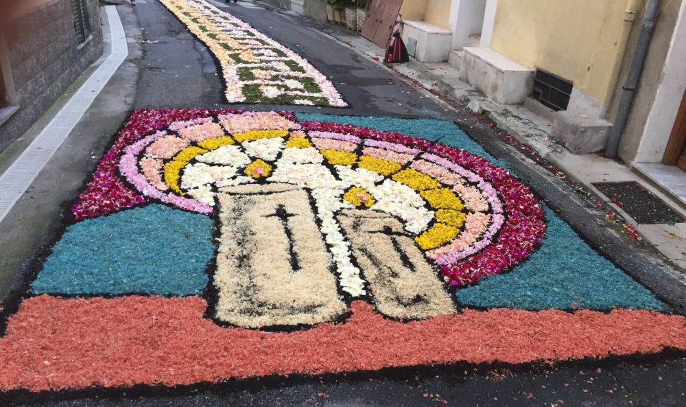 Domenica c’è l’infiorata a Diano Castello. I particolari e la storia di una tradizione, con le immagini