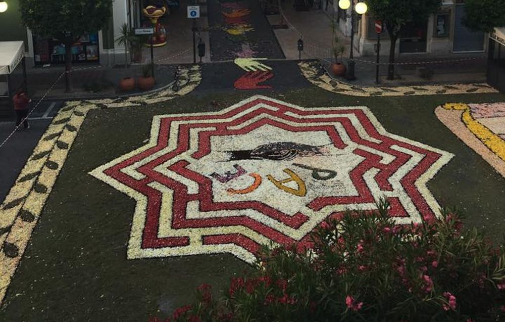 Lancia un messaggio di  Pace la splendida Infiorata 2017 del corpus domini di Diano marina. Le immagini scattate all’alba dal Comune