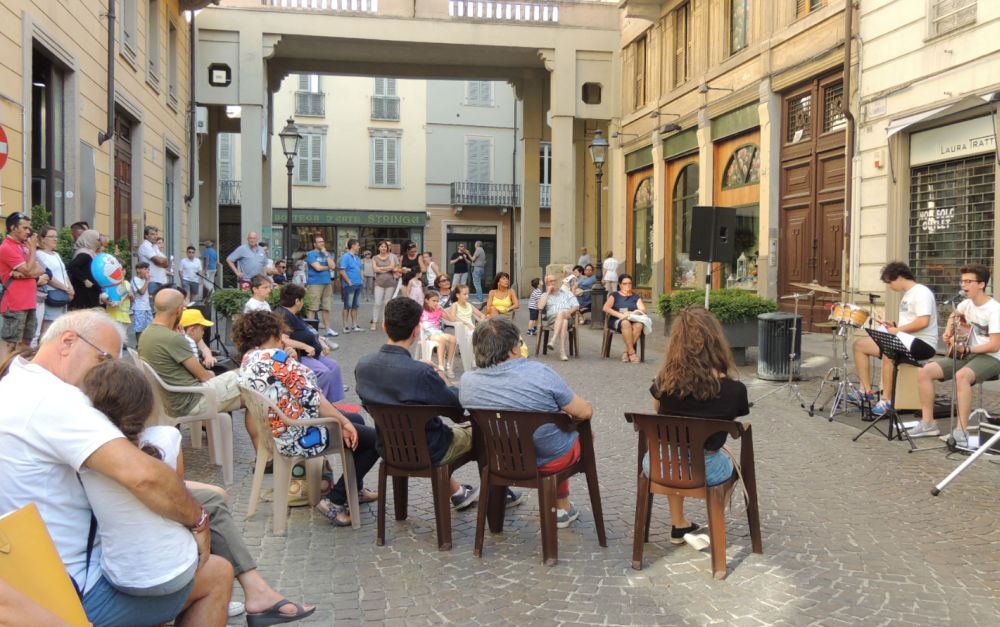 Clamoroso successo a Tortona delle “Invasioni musicali” Mai vista tanta gente così in giro la domenica in estate