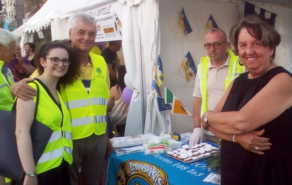 I Lions imperiesi hanno festeggiato il loro centenario a San Giovanni offrendo dolci