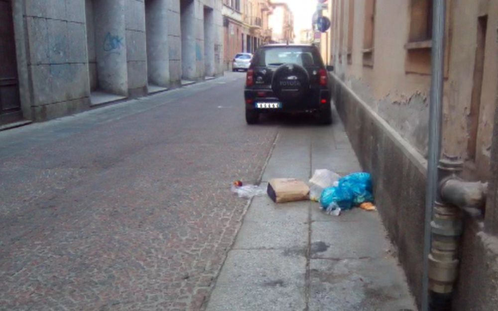 I “maiali” di Alessandria che lasciano rifiuti puzzolenti in giro per la città