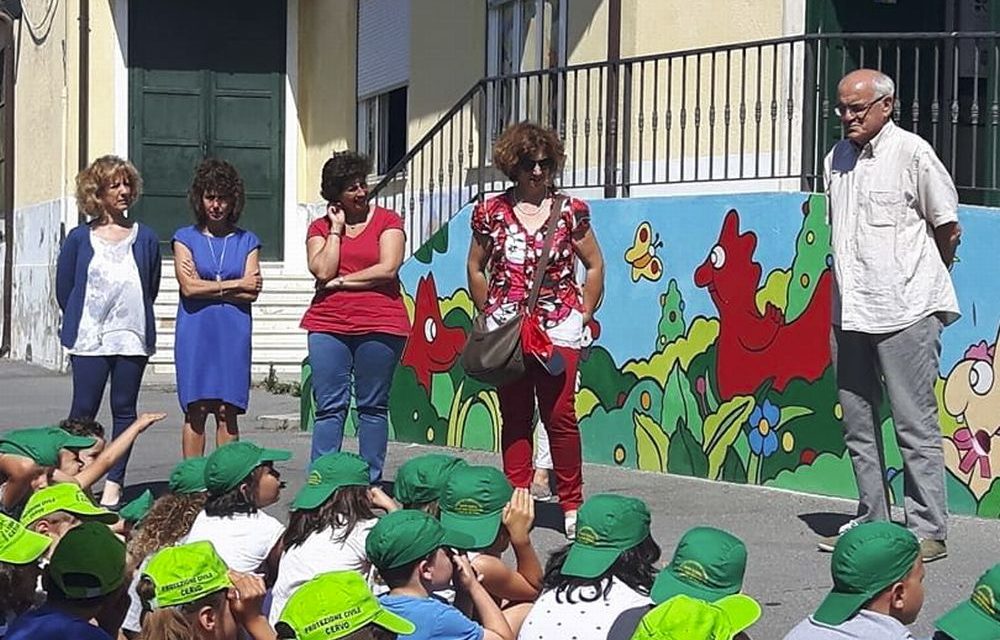 Ai bambini e alle maestre di Cervo consegnato il materiale didattico raccolto con “Una bancarella per la scuola”