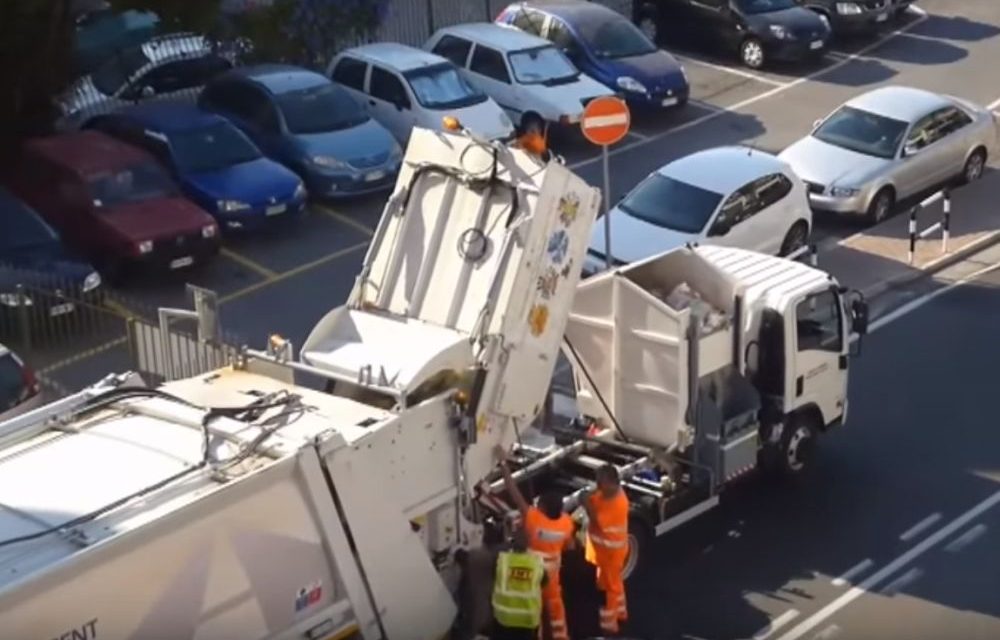 Sanremo, un filmato fa vedere come (non) funziona la raccolta rifiuti e l’autore fa un esposto in Procura