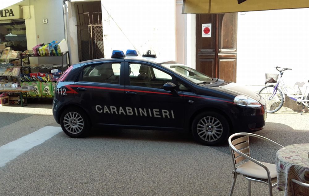 Urla furibonde e lite fra stranieri a Diano marina nella centralissima via Cairoli, intervengono i carabinieri./Le immagini