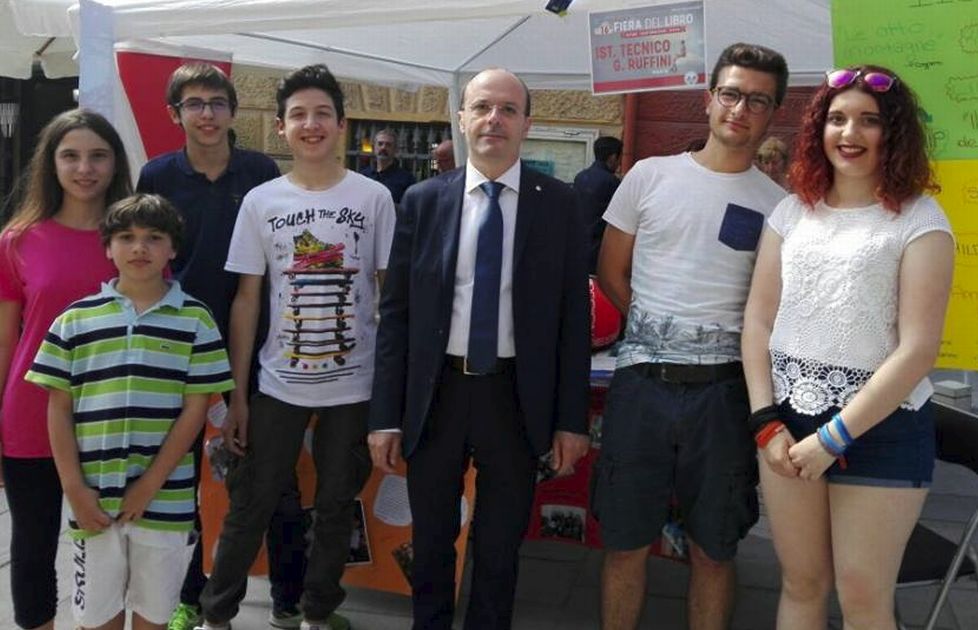 L’Istituto Ruffini propone un reading poetico alla Fiera del Libro di Imperia e il sindaco Capacci visita lo stand
